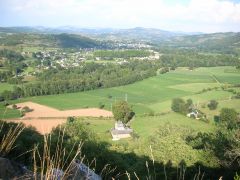 Location dans la vallée, monts d'Aubrac à l'arrière de Saint-Côme d'Olt