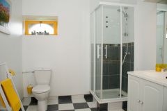 Chacune des deux salles de bain comprend 1 meuble double vasque, 1 douche, 1 WC, 1 radiateur sèche serviette, 1 sèche cheveux. 