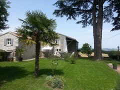 Vue d'ensemble sur les gites; avec terrasses privée,barbecue,avec une vue imprenable sur la vallee de la Garonne 