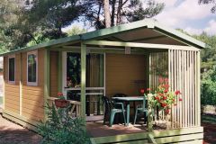 un bungalow 2 places tout confort avec sa terrasse, tous nos bungalows ont une terrasse protégée