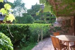 grande terrasse semi couverte sur jardinet privatif dans parc de la résidence