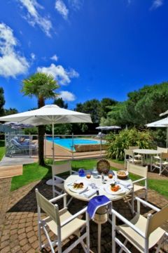 Déjeuners en terrasse avec la carte piscine (brasserie) en juillet août.