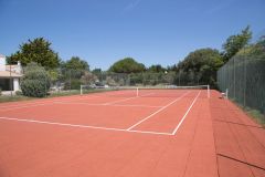 Tennis rénové en 2013 pret de materiel sur place. Possibilité de cours en été avec supplément.