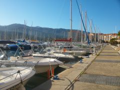 Le port d'Argelès ou pourrez flaner  apprécier le marché et la vue sur les montagnes