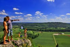 depuis le Roc Familou, à découvrir lors d'une randonnée, vous découvrirez  la Vallée de la Dordogne .