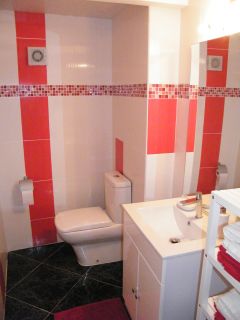 salle d'eau privative avec lavabo, wc et douche a l'italienne