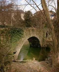 pont sur la rivière qui délimite le parc