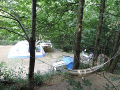 Emplacement d'environ 180 m² avec terrasse pour hamac. Endroit le plus calme du camping