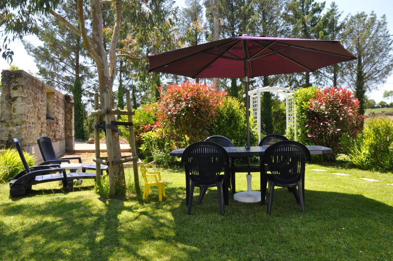 Jardin privatif avec salon de jardin, transat et barbecue
