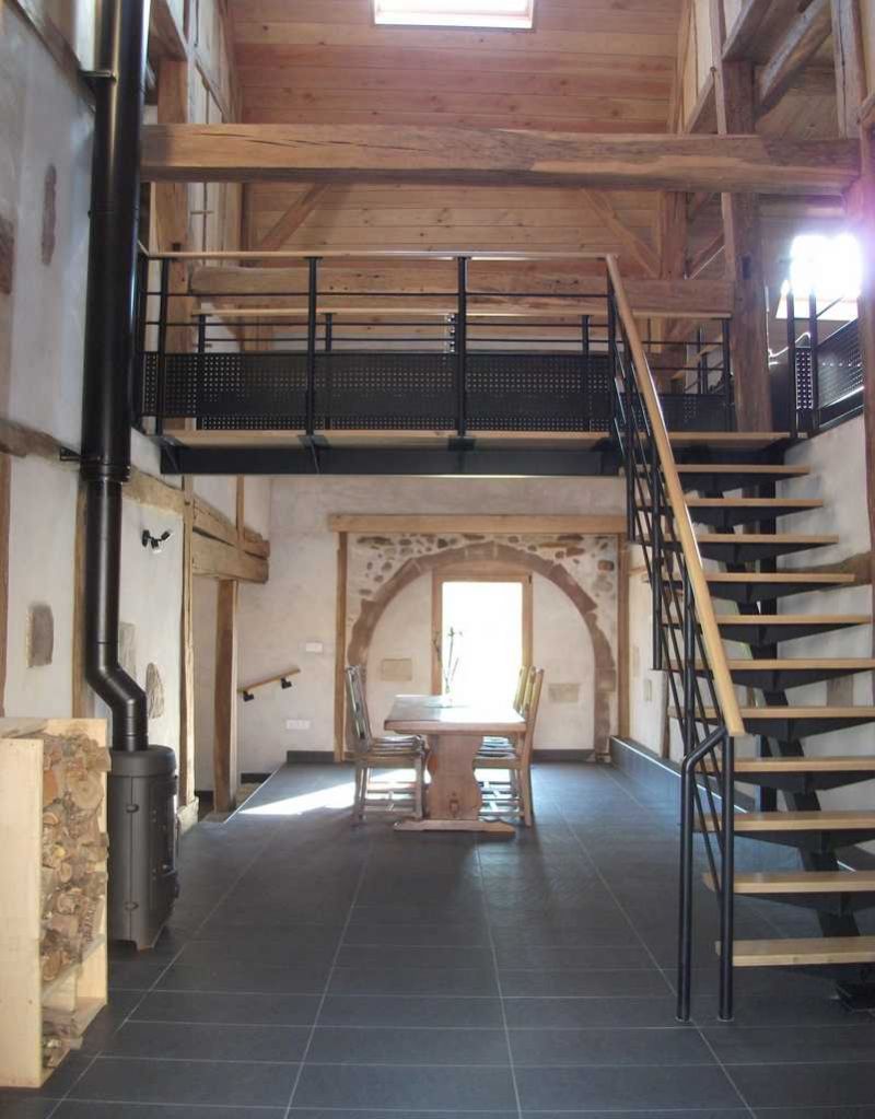 L'entrée avec son poêle, sa table monastère et sa passerelle avec son escalier