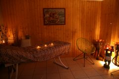 Table de massage, sauna et petit coin salon pour se détendre après une journée d'efforts !