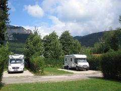 Emplacements stabilisés pour les camping-car avec borne de service à proximité et électricité.