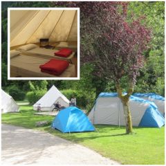 Dortoir groupe 6 à 18 pers.
Village de tentes équipé avec lits de camps, oreillers et couvertures. Sanitaire commun.