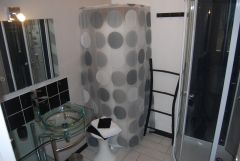 salle de bain avec douche, vasque, wc, sèche serviettes et sèche cheveux