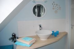 salle de bain de la chambre quadruple, avec douche, wc, vasque et sèche cheveux