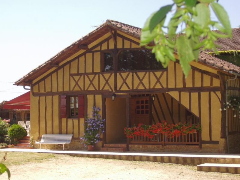 Maison traditionnelle landaise avec colombages apparents et auvent