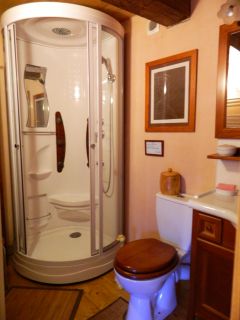 cabine de douche confortable et très fonctionnelle 