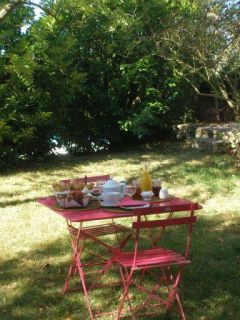 Aux beaux jours, le petit déjeuner est servi au jardin et la table d'hôtes en terrasse. 