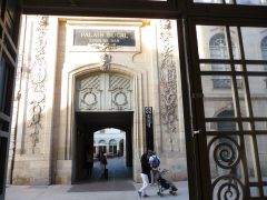 En face de la porte principale, palais des Ducs et musée des Beaux arts