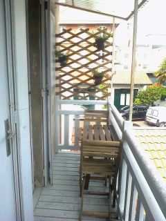 balcon équipé table, 2 chaises; donnant sur jardin