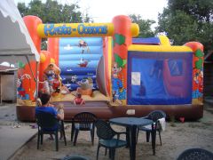 Le château du pirate des caraibes est un jeu gonflable qui plait beaucoup aux enfants de 5 à 12 ans.