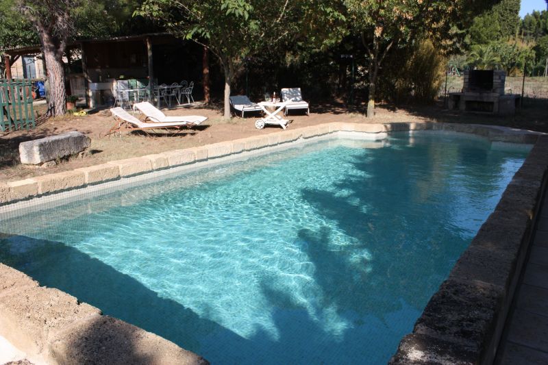 piscine dans le jardin privé avec cuisine d'été et barbecue