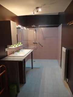 Salle de douche à l'italienne, avec double vasques et WC. Accessible handicap.