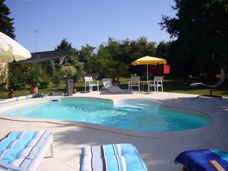piscine de 4 m x 7 m 
prof de 1,06 m à 1,70 m
terrasse avec douche solaire
