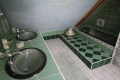 la salle de bain sous mansarde de 14 m²
double vasques baignoire banc coiffeuse sèche serviettes chauffant sèche cheveux