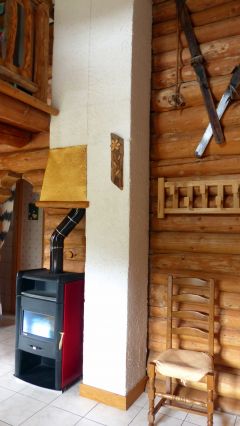 anciens skis en décoration et poêle à bois