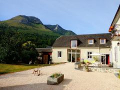 Nos chambres d'hôtes sont situées au coeur d'un village typique des Pyrénées. Venez découvrir la vue agréable sur le massif du Pibeste.