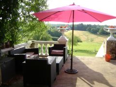 coin repos de la terrasse d'été avec bar et table d'hôte.