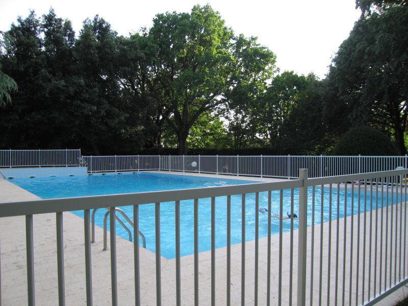 piscine commune située dans le parc de la résidence