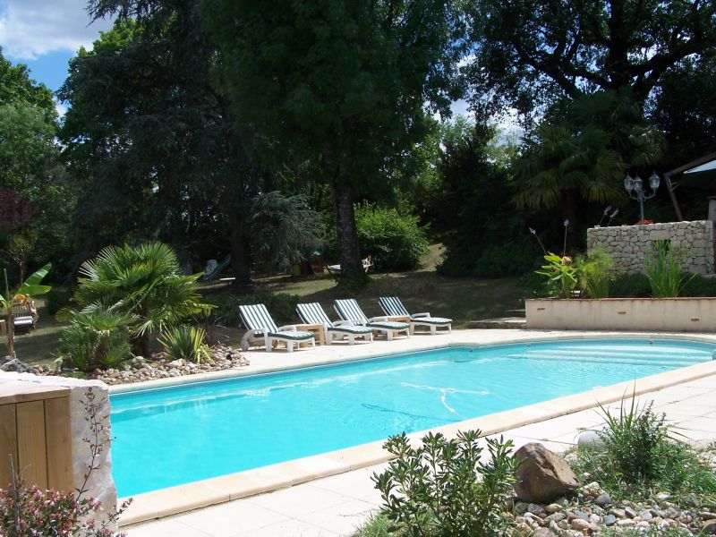 La piscine est située dans un parc boisé d'1 ha 500