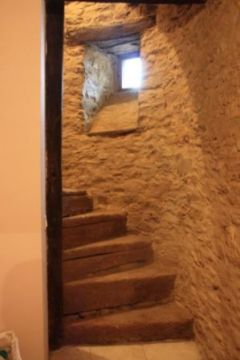 l'escalier dans la tourelle qui mène à l'étage