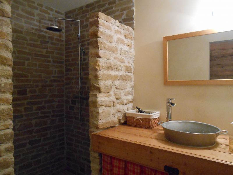 salle de bains privative avec douche, vasque et WC