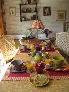 table du petit-déjeuner composé de produits faits maison : les confitures, le gâteau et autre ( selon la saison).