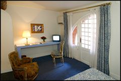 Ambiance calme et cosy pour cette chambre double côté patio, Hôtel Royal Wilson centre de Toulouse