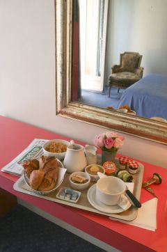 Le petit déjeuner servi en chambre sans supplément ou dans le salon de l'hôtel, Hôtel Royal Wilson