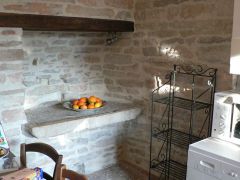 Reconstitution et décoration traditionnelle dans la cuisiné séparée du salon