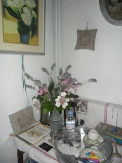 Bouilloire, mugs avec tisanes, thés, café, eau et verres