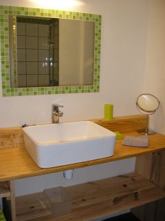 la toute dernière crée, en dégradé de vert et de bois... un wc suspendu, une grande douche et une vasque sur plan vasque en bois huilé.