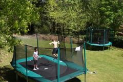 Grand Trampoline d'une surface de 10 m² et petit trampoline pour les - de 6 ans