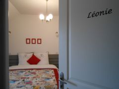 Chambre Léonie, décor rouge et gris