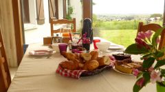 les petit déjeuner des chambre d'hôtes sont servis sous véranda, vue  panoramique sur la vallée de l'Oust.