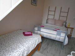 chambre avec un lit double et un lit simple