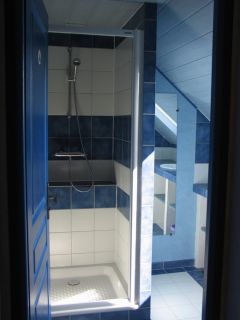salle d'eau à l'étage avec WC séparé (linge de toilette fourni)