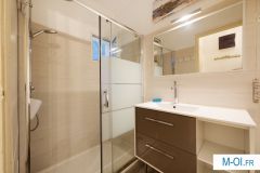 Douche en 180x80, meuble rangements  avec tiroir et bas, miroir de courtoisie, eau chaude spécifique à chaque appartement. 