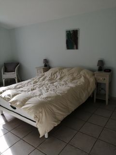 chambre avec lit double de 140x200