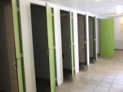 Sanitaire WC individuel au camping Les Portes de l'Anjou